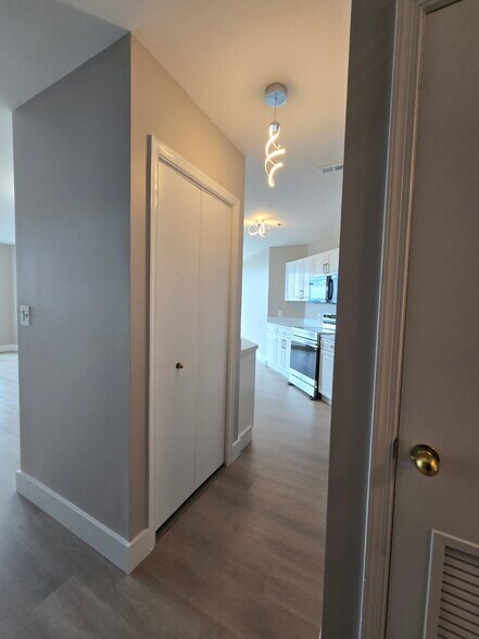 Building Photo - 100 Harborview Dr