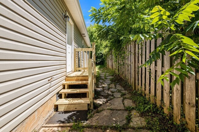 Building Photo - 3-Bedroom Home in West Asheville with Fenc...