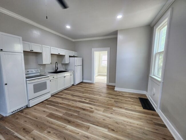 Building Photo - Move Into Comfort! Newly Remodeled 4-Bedro...