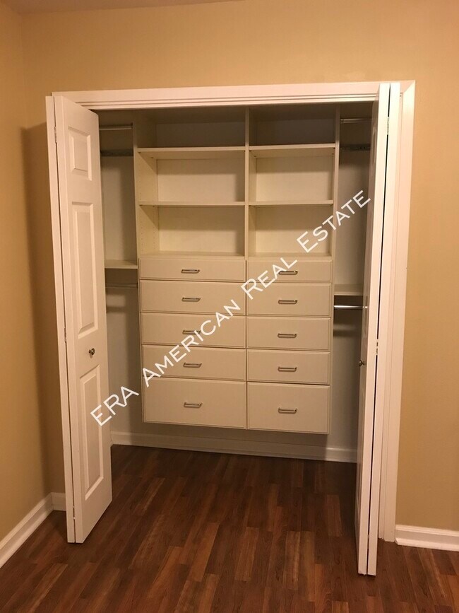 Building Photo - 912 Spruce Ct