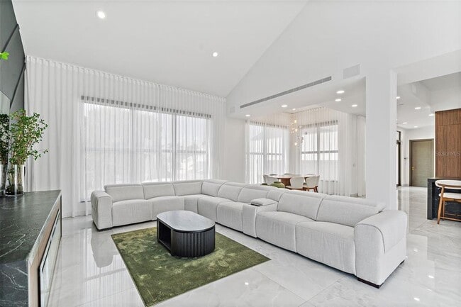 Building Photo - 585 Dolphin Ave SE