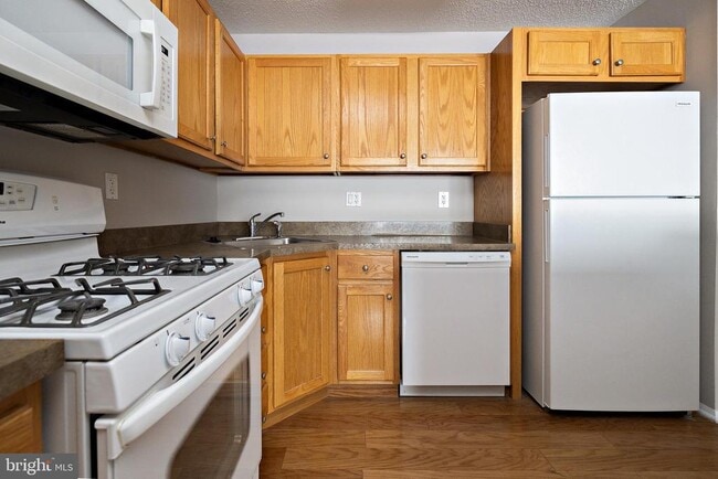 Building Photo - 211 Woodhollow Dr