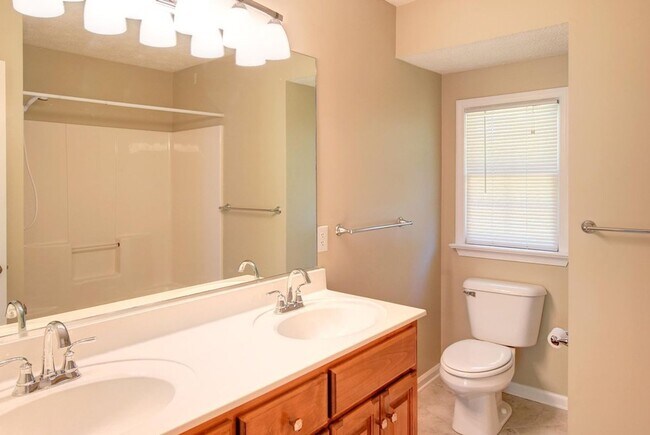 Building Photo - Lovely home in Woods of Tabb