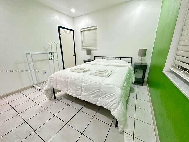 Building Photo - 935 SW 11th Ave