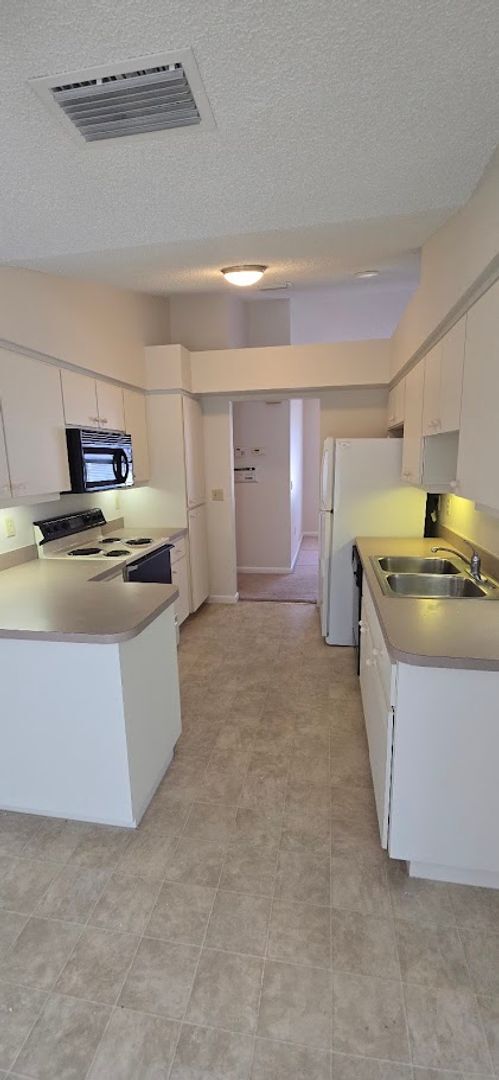 Building Photo - 3 Bed, 2 Bath, 2 Car garage.