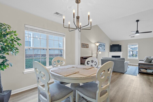 Building Photo - Furnished Rental Modern and clean