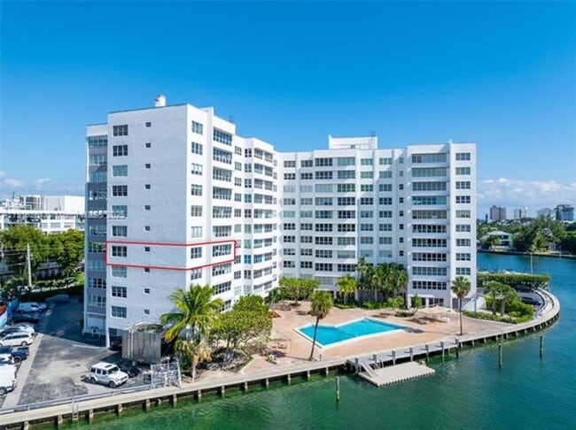 Building Photo - 9102 W Bay Harbor Dr