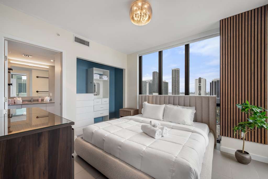 Building Photo - 1600 NE 1st Ave