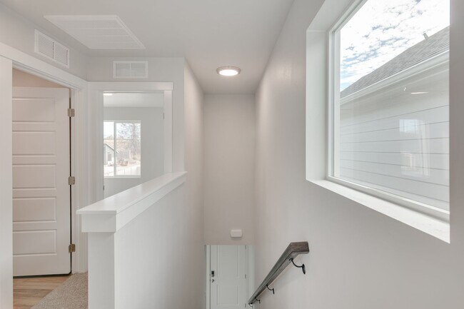 Building Photo - Beautiful 2 Bedroom Cottage Available!