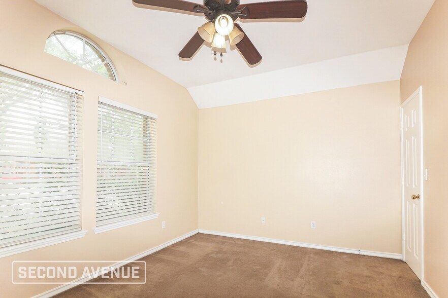 Building Photo - 5945 Sutherland Dr