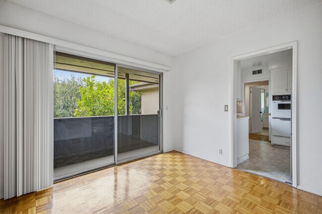 Building Photo - Bright & Spacious 2 Bed / 2 Bath Across from Caltech