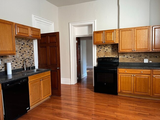 Building Photo - Beautiful Apartment Near Downtown Delaware