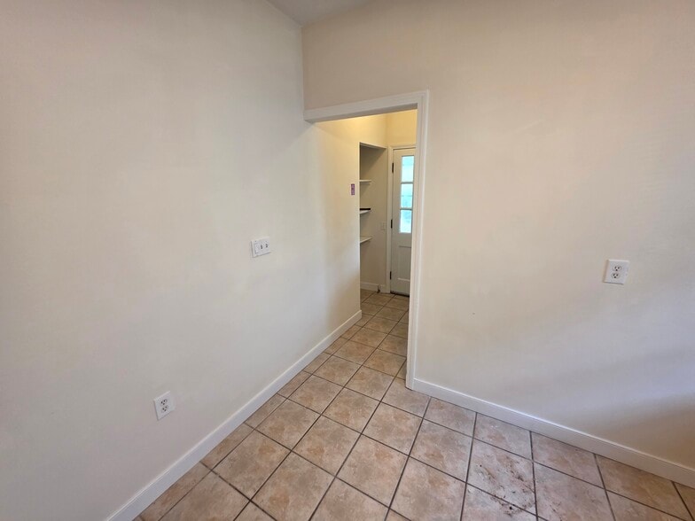 Building Photo - 1028 Fellsway