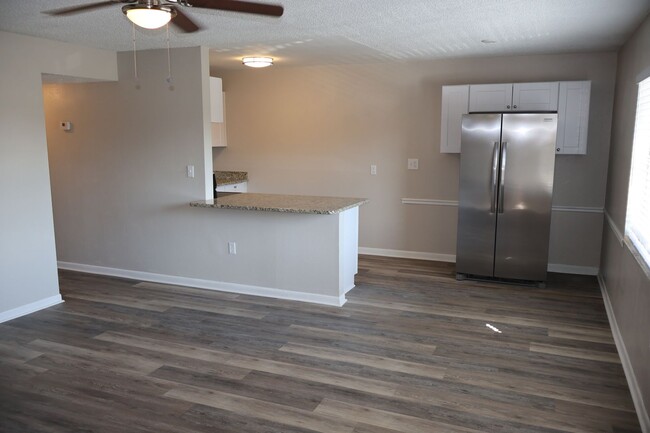 Building Photo - 2/1.5 condo in St Pete - remodeled and upd...