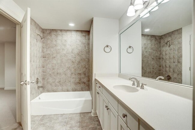 Building Photo - 914 N Main St