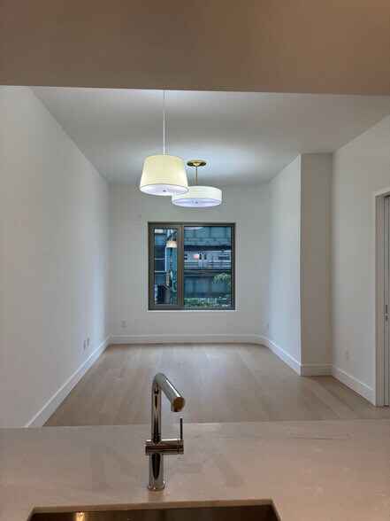 Building Photo - 2401 Queens Plz N