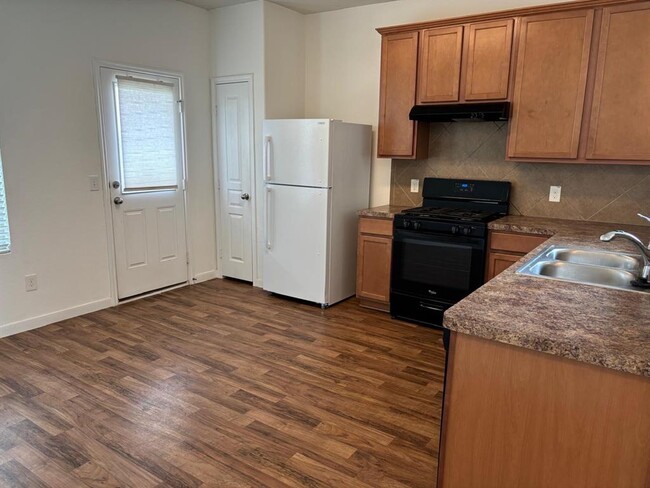 Building Photo - 2711 Skyview Long Dr