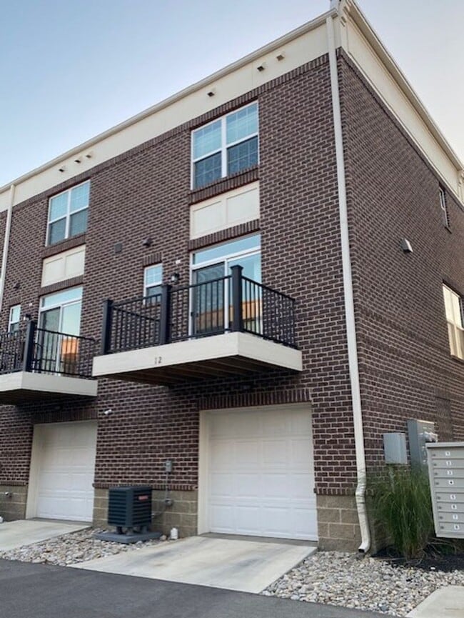 Building Photo - 2 Bed 2.5 Bath Townhome Available in Sprin...