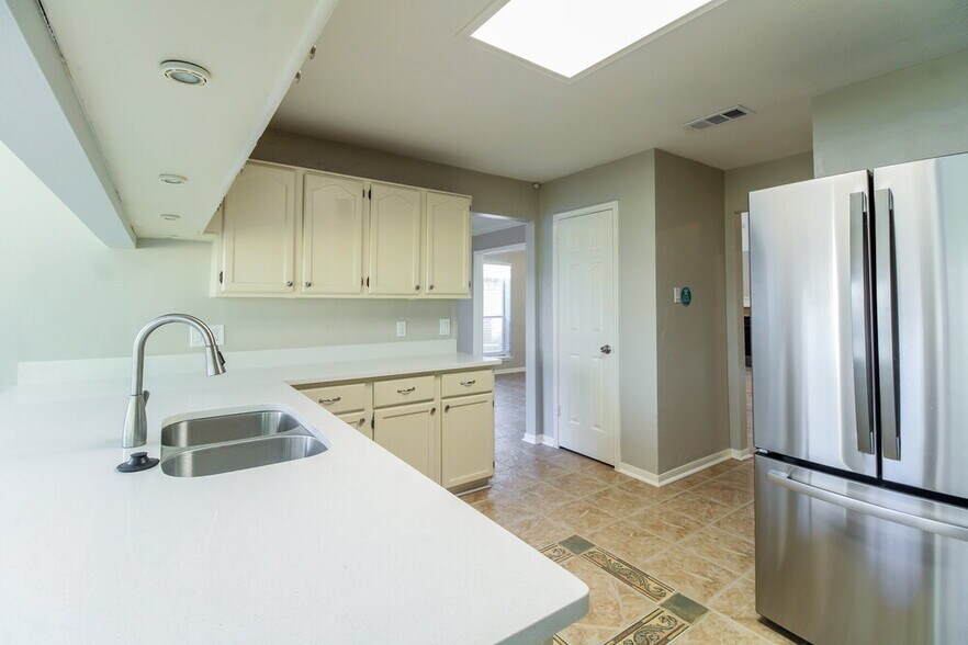 Building Photo - 2711 Knollbrook Ln