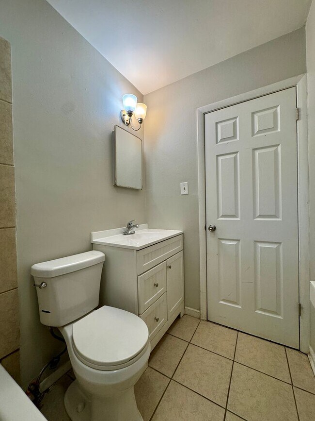 Building Photo - 1014 N Larchmont Dr