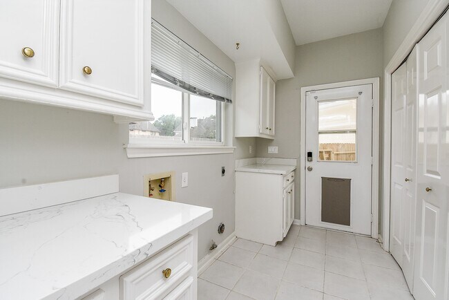 Building Photo - 1002 Meadowlark Ln