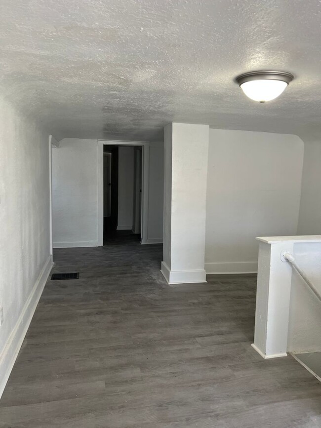 Building Photo - Recently Remodeled 3 bedroom 2 full bathro...