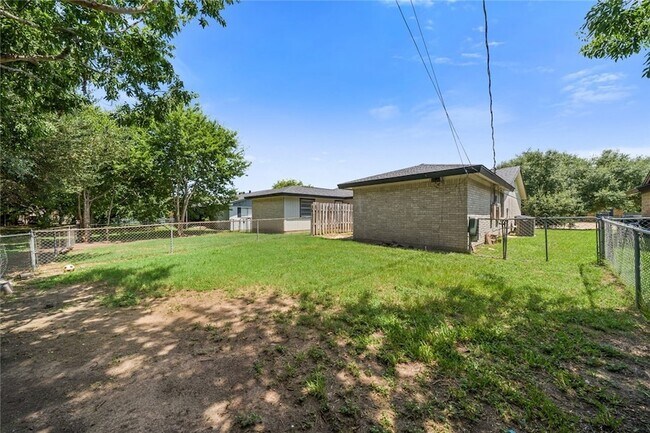 Building Photo - 1417 Hillside Dr