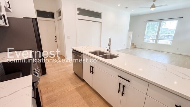 Building Photo - 3 Bed/2.5 Bath Home with Fenced Yard / Pet-Friendly / Available Now!