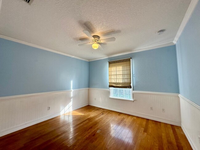 Building Photo - Charming and fully-fenced St. Augustine ho...