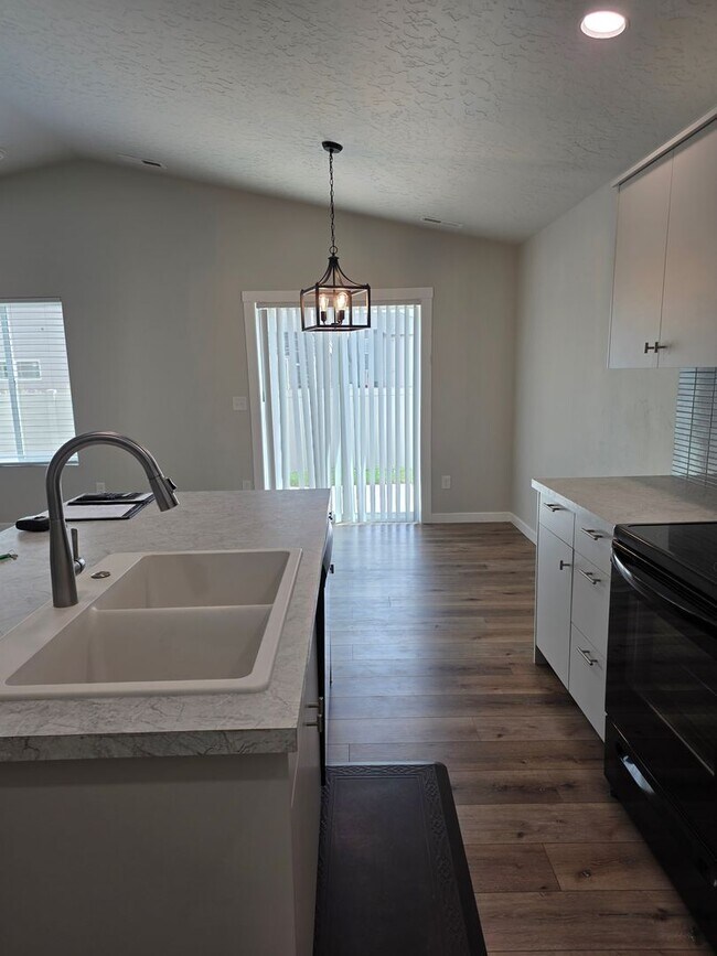 Building Photo - Like new 4 Bedroom Home