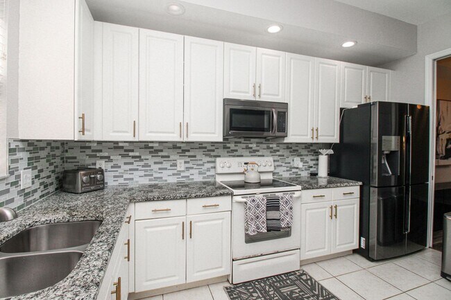 Building Photo - MARIPOSA ** SEASONAL (90 DAY MINIMUM STAY)...