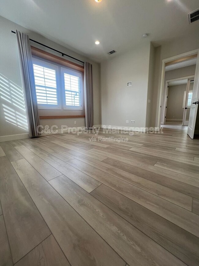 Building Photo - 2996 Minaret Wy