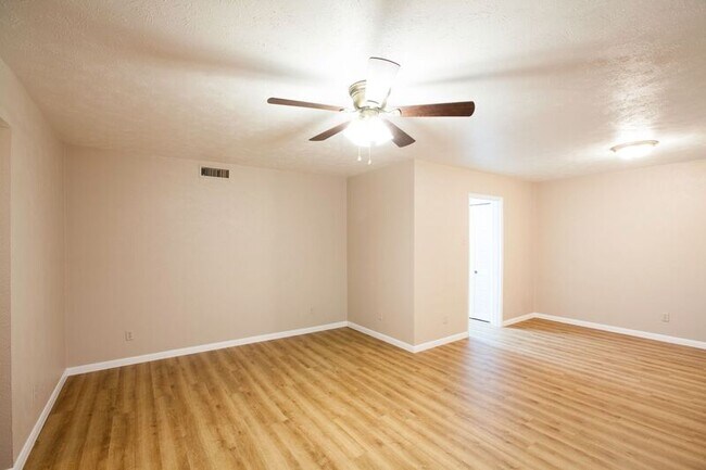Building Photo - 921 Mossvine Dr