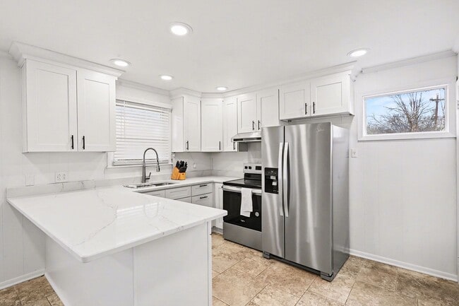 Building Photo - 3 Bedroom, 2 Bath, 2-car garage-