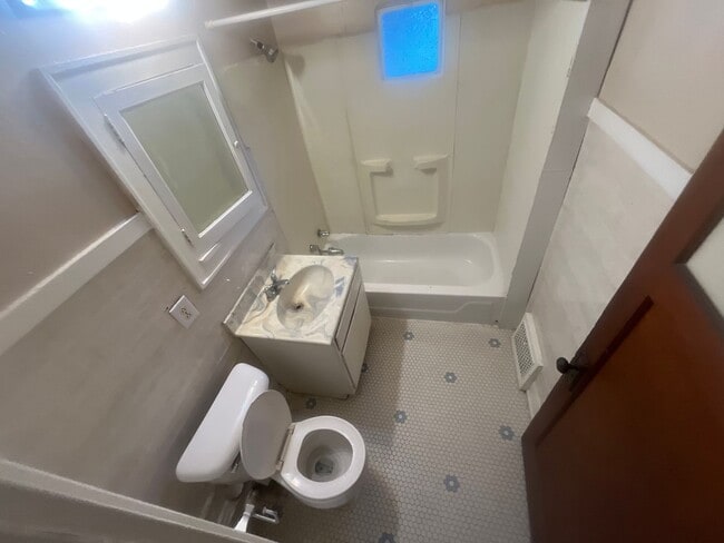 Building Photo - Spacious 2-Bedroom Upper Duplex