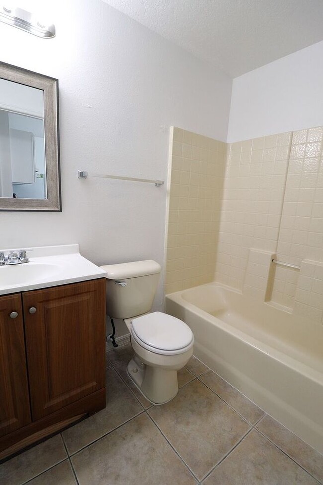 Building Photo - Corner of Curry Ford and Goldenrod 3 bedroom 2 baths and one car garage