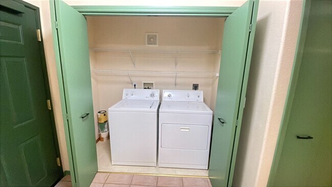 Building Photo - Lovely One Bedroom Condo Mountain Meadows!