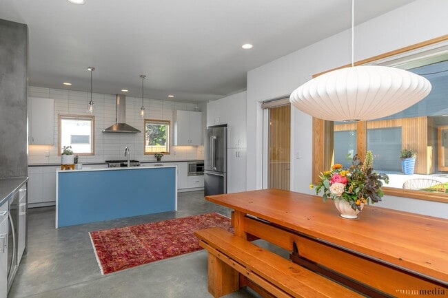 Building Photo - 2038 NE Morgan St