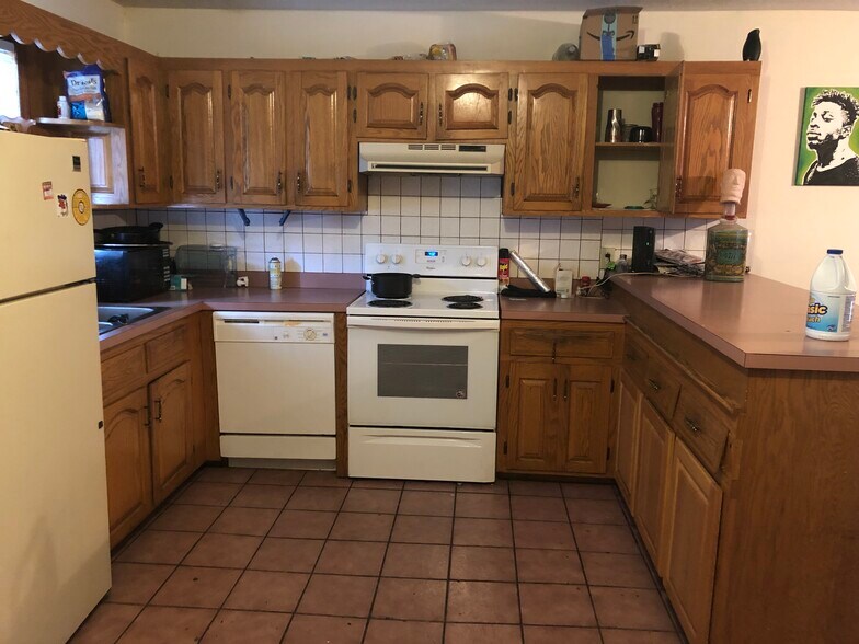 Building Photo - 279 Oak St