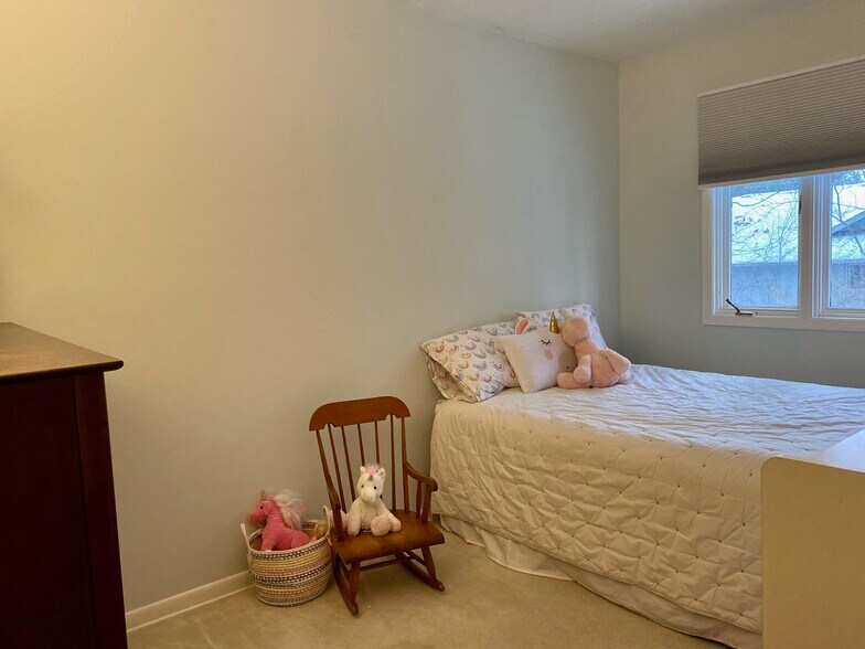 Building Photo - 142 Burleigh Dr