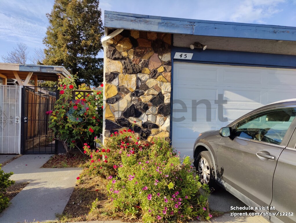 Building Photo - 45 Lonetree Ct