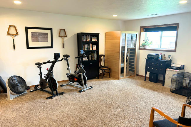 Building Photo - Spacious & Stylish Home in a Prime Location!