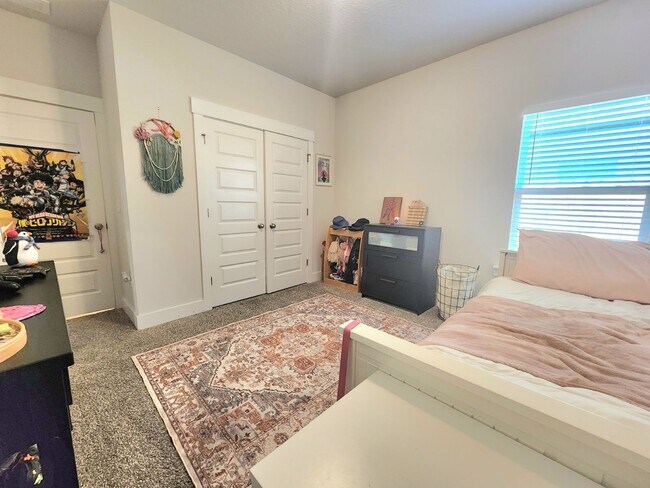 Building Photo - Stunning 4-Bed, 3-Bath Beauty, 2,117 sq. ft. of Pure Comfort and Style!