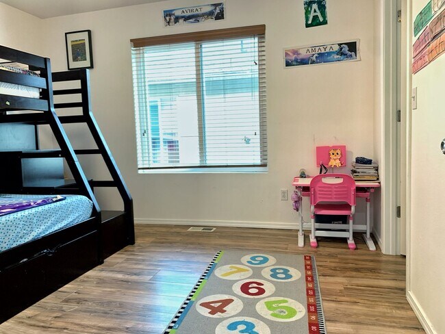 Building Photo - Remodeled Maple Woods Beauty