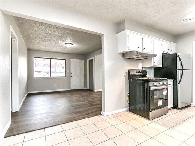 Building Photo - Super 4 Bed 1.5 Bath in the South Gate Addn in Moore, OK