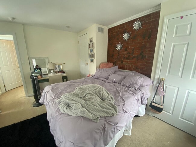 Building Photo - 2 BEDROOM IN THE SOUTHSIDE SLOPES- Available August 5!