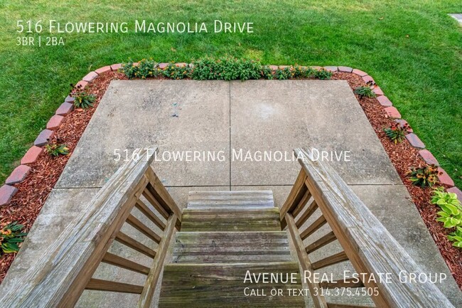 Building Photo - Bright End-Unit Townhome in Magnolia Village!