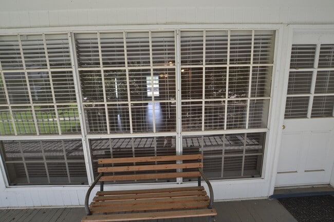 Building Photo - Gated Community!  2 bedroom, 2 bath Condo is excellent location off Jefferson Hwy