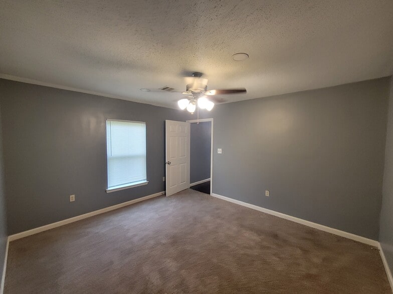 Building Photo - 16511 W Sandy Meadows Dr