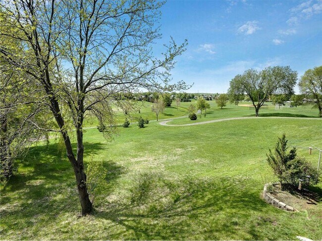 Building Photo - Spacious 4+ Bedroom with Vaulted Family Room, Fireplace, Panoramic Views, Bonus Room, Pets OK!